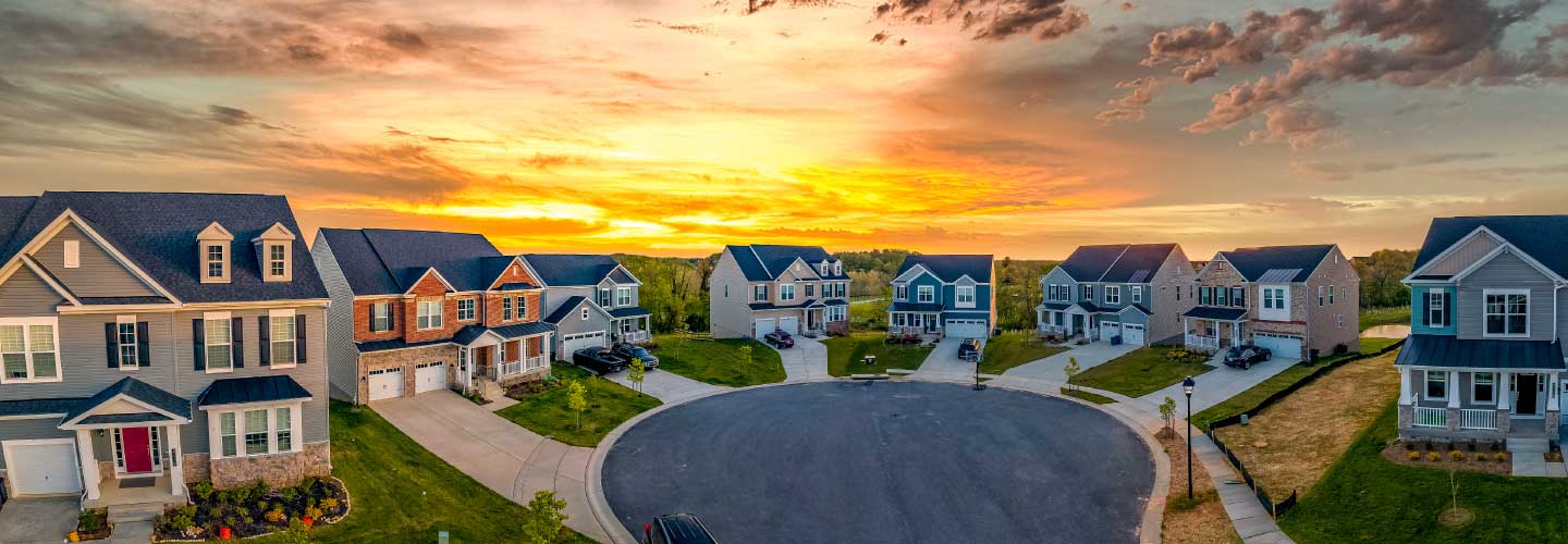 Panoramic photo of a cul-de-sac with 8 houses around the dead end street.
